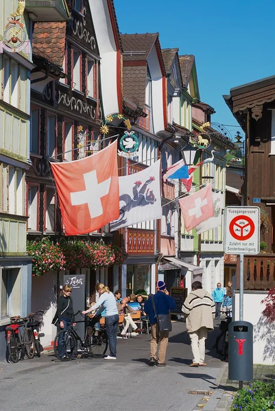 スイス、アッペンツェルの街で観光客の散歩. — ストック写真