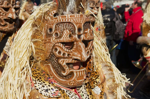 Persona lleva un disfraz de carnaval y máscara en Lucern Carnival en Lucerna, Suiza . — Foto de Stock