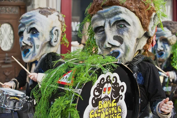 Partecipano alla sfilata del carnevale di Lucerna a Lucerna, Svizzera . — Foto Stock