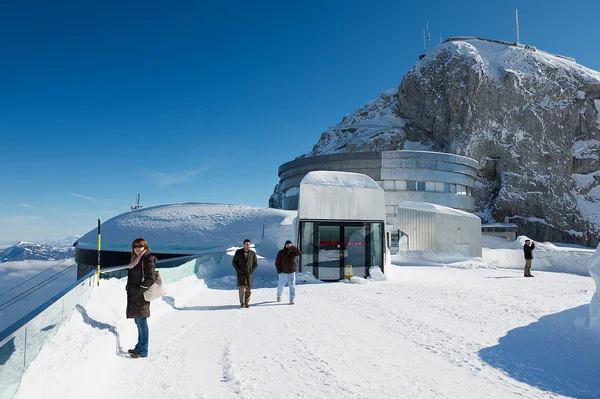 La gente disfruta de las vistas a la montaña desde la terraza en la cima de la montaña Pilatus en Lucern, Suiza . —  Fotos de Stock