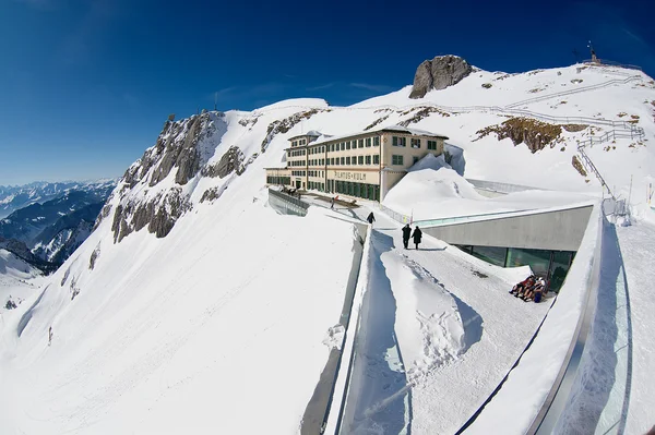 Människor sola på terrassen av Pilatus Kulm lyxhotell på toppen av berget Pilatus i Lucern, Switzerland. — Stockfoto