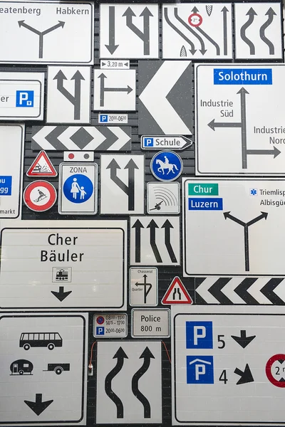 Zobrazování dopravních značek na vnější stěně švýcarské muzeum dopravy v Lucerne, Švýcarsko. — Stock fotografie