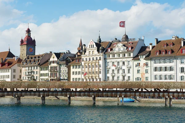 Melihat ke jembatan tua dan bangunan bersejarah di Lucerne, Swiss . — Stok Foto