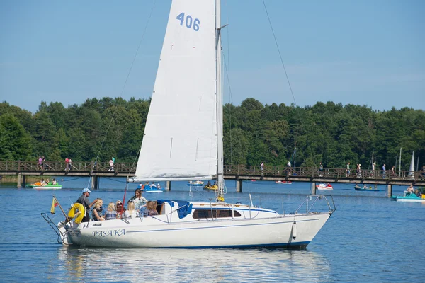 Menschen genießen Bootsfahrt auf dem Galve-See an einem heißen Sommertag in Trakai, Litauen. — Stockfoto