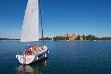 Trakai, Litvanya sıcak yaz gününde Galve Gölü tekne turu arka Trakai kale ile insanların zevk.