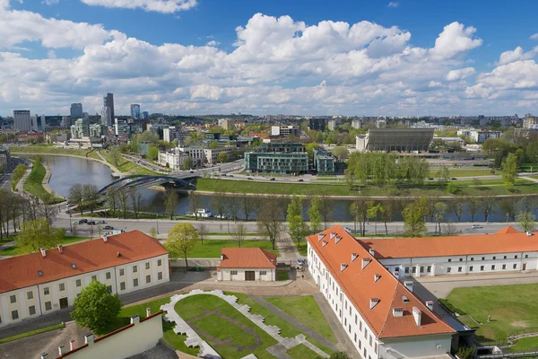 Pohled z kopce Gediminas v Vilnius, Litva Vilnius město a Řeka Neris. — Stock fotografie