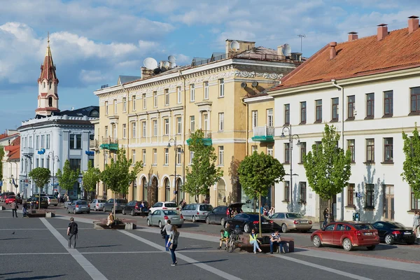 人们走在立陶宛维尔纽斯市的市政厅广场. — 图库照片