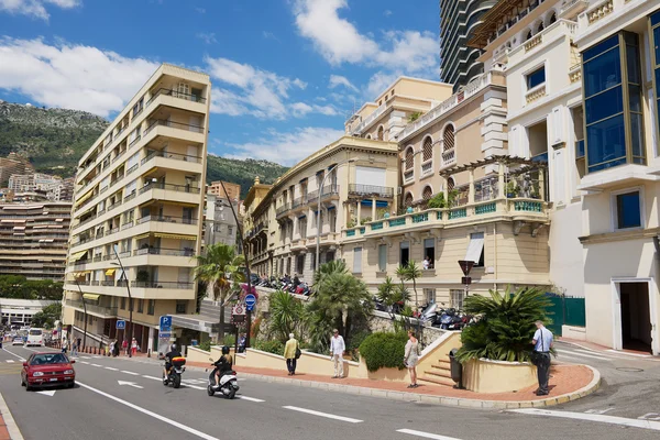 Menschen gehen durch die Straße in Monaco. — Stockfoto