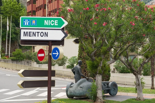 Camino cantar con indicaciones a Niza y Menton en la calle en Mónaco , —  Fotos de Stock