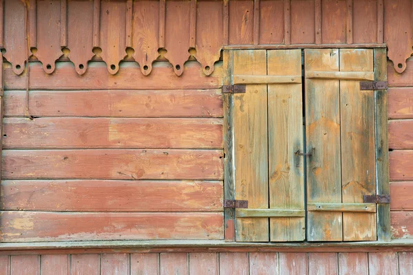 Exterior of the abandoned wooden building wall with closed window in Trakai, Lithuania. — Stok fotoğraf