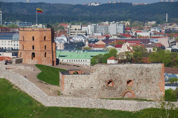 Vista a la colina de Gediminas y la ciudad de Vilnius en Vilnius, Lituania . —  Fotos de Stock