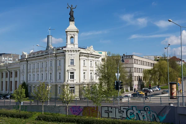 Veduta del vecchio edificio accanto al museo dell'energia e della tecnologia di Vilnius, Lituania . — Foto Stock