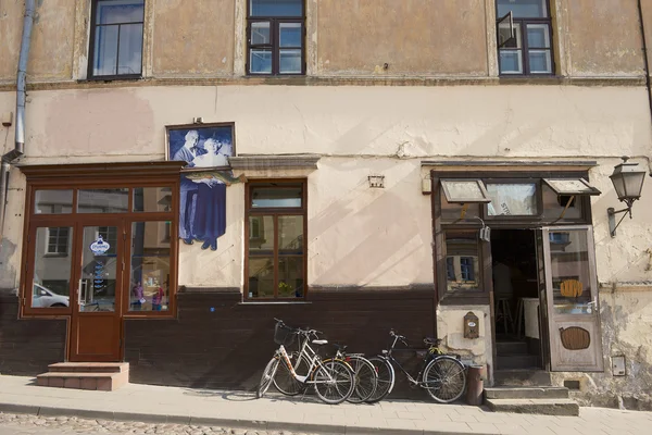 Außenseite eines alten Gebäudes mit Restaurant in Uzupio in Vilnius, Litauen. — Stockfoto