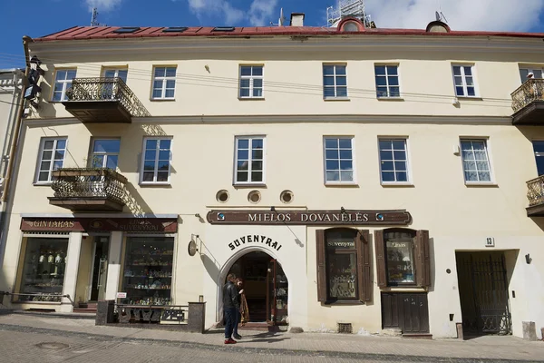 People stand in front of a souvenir shop in the historical town of Vilnius, Lithuania. — Stock Fotó