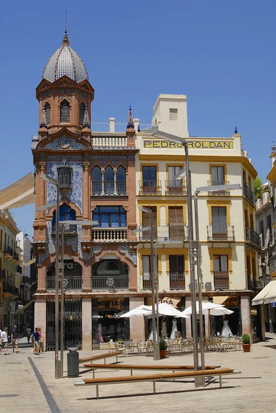 Exterior do edifício Pedro Roldan em Sevilha, Espanha . — Fotografia de Stock