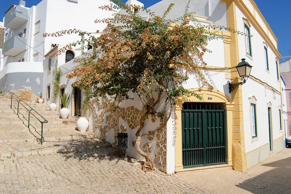 Vue sur la rue avec des bâtiments blancs traditionnels à Estoi (quartier de Faro), Portugal . — Photo
