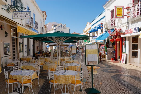 Vista para a rua pedonal com restaurantes em Lagos, Portugal . — Fotografia de Stock