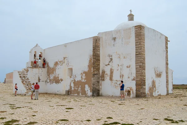 People visit church of Our Lady of Grace at Sagres point in Sagres, Portugal. — Stock Photo, Image