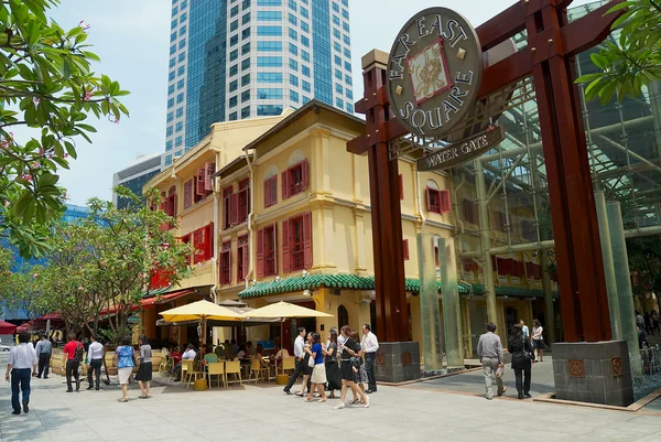 People walk by the street during lunch break time in Singapore, Singapore. — Φωτογραφία Αρχείου