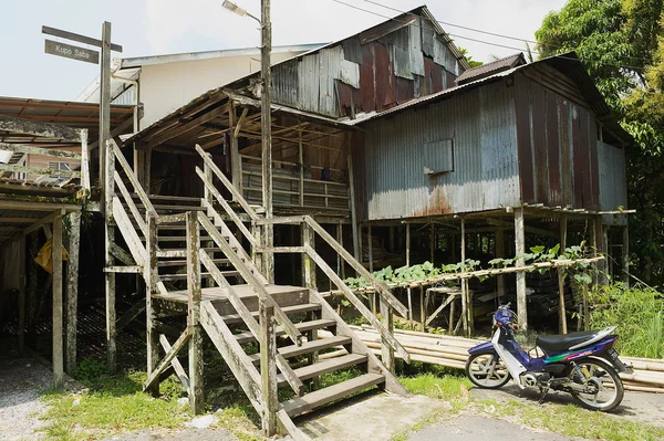 Extérieur de la maison longue Kupo Saba au village Annah Rais Bidayuh à Kuching, Malaisie . — Photo