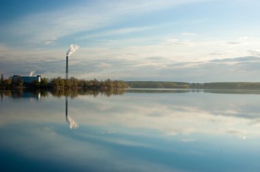 Sakin sabah olmadan dalgalar Endüstriyel boru su yansıması ile gölde. Kiev, Ukrayna