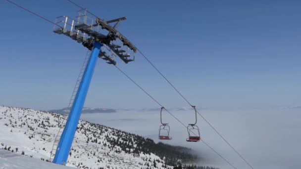 Ascenseur vide sur le sommet de la montagne. Belle vue sur l'arrière-plan . — Video