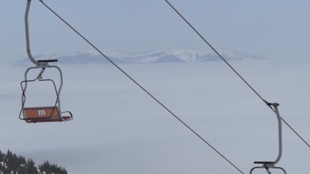 Ascenseur vide sur le sommet de la montagne. Belle vue sur l'arrière-plan . — Video