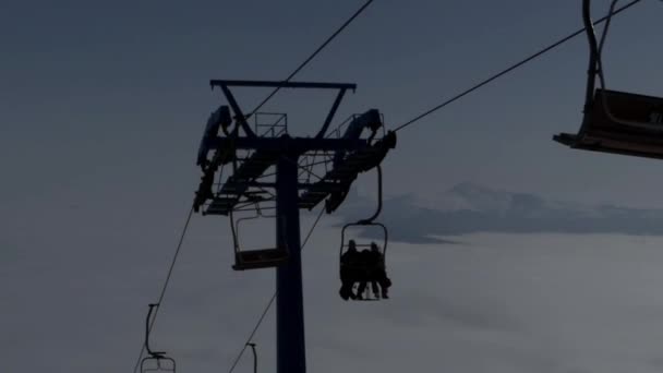 Kayak Merkezi üzerinde sandalye Asansör. Dağın tepesine kişilere taşıma. — Stok video