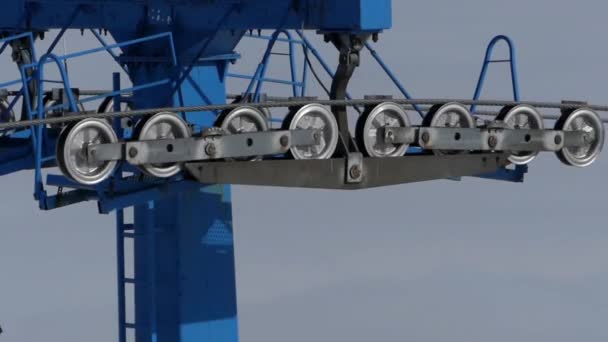 Modrý pruh stanice sedačkové lanovky v lyžařském středisku pracují a spinning izolát. — Stock video