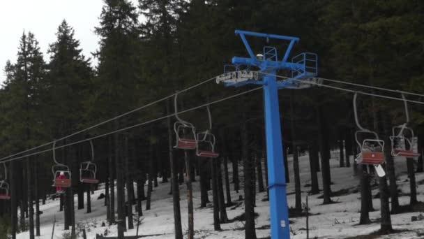 Stoeltjeslift op ski-oord. Vervoer van mensen naar de top van de berg. — Stockvideo