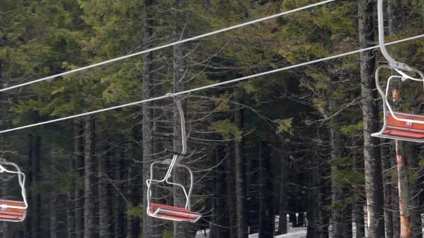 Ascenseur vide sur le sommet de la montagne. Belle vue sur l'arrière-plan . — Video