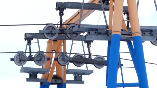 De blauwe balk van stoellift station in skigebied werken en spinnen isolaat. — Stockvideo