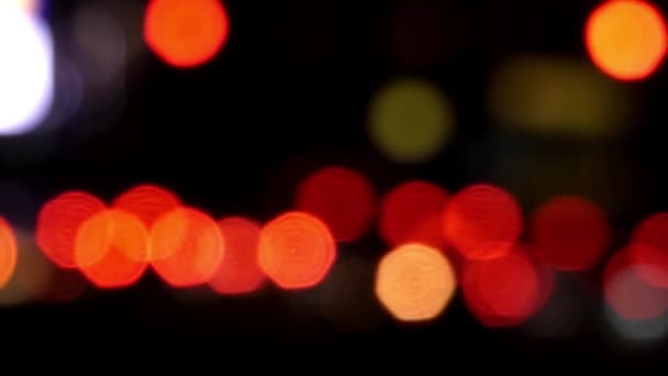 The traffic light in the night out of focus. — Stock Video