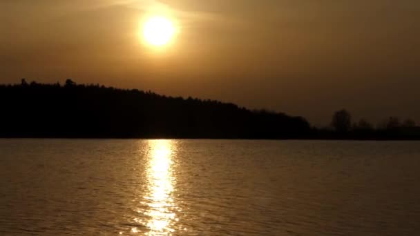 Zonsondergang aan het meer. Prachtige natuur. — Stockvideo