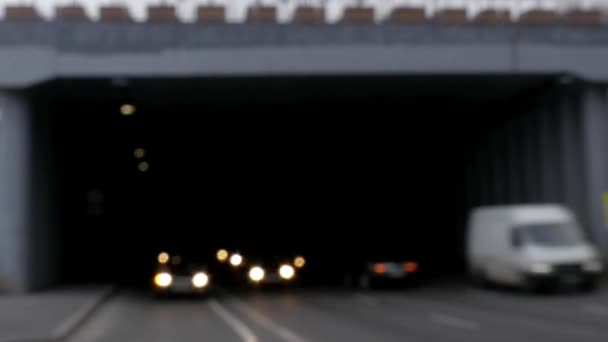 Luces del coche en el lapso de tiempo. La acción bajo el puente . — Vídeos de Stock