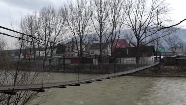 Ponte sospeso sul ponte di montagna . — Video Stock