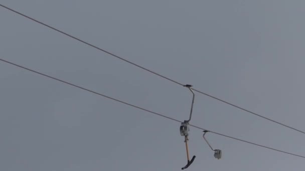 Sleeplift - kabel vervoer in skigebied. T-bar systeem in mistig weer. — Stockvideo