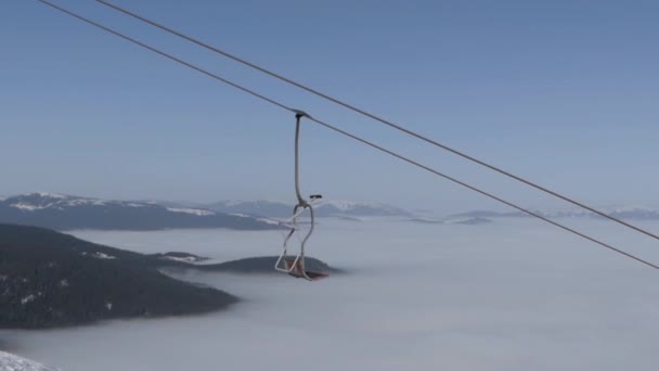 Telesilla en la estación de esquí. Transporte de personas a la cima de la montaña . — Vídeos de Stock