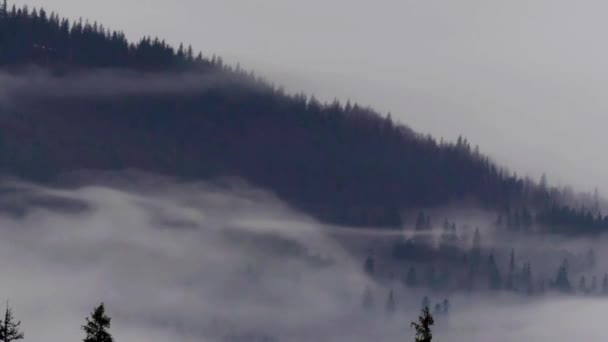 Upływ czasu nagrania. Chmury w górach. — Wideo stockowe