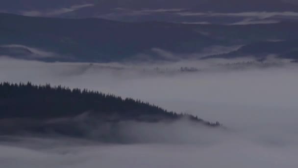 Imágenes de lapso de tiempo. Nubes en las montañas . — Vídeo de stock