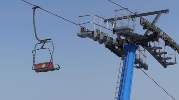 Empty chair lift on the top of mountain. Beautiful view on the background. — Stock Video