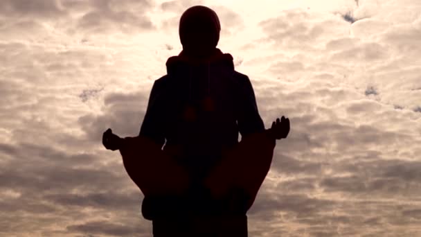 Silhouette d'une fille assise en position Lotus . — Video