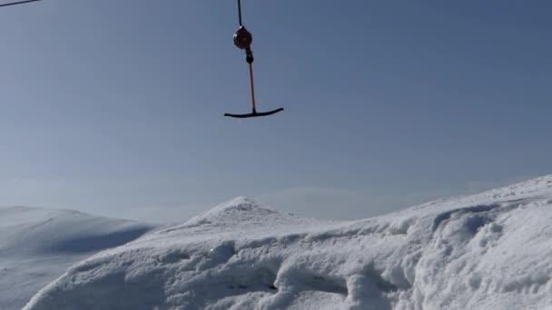 Sleeplift - kabel vervoer in skigebied. T-bar systeem isolaat. — Stockvideo