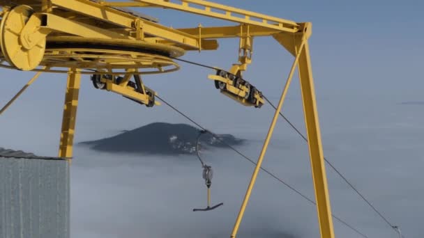 Teleferik çalışma ve iplik gelen sarı tekerlek. Güzel arka plan. — Stok video