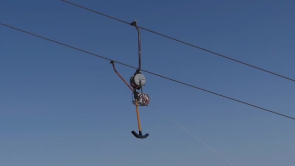Elevador de superfície - transporte por cabo na estação de esqui. Sistema T-bar isolado . — Vídeo de Stock