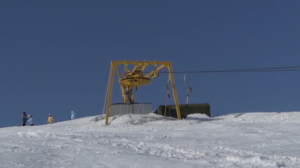 Das gelbe Rad vom Skilift, das funktioniert und sich dreht. schöner Hintergrund. — Stockvideo