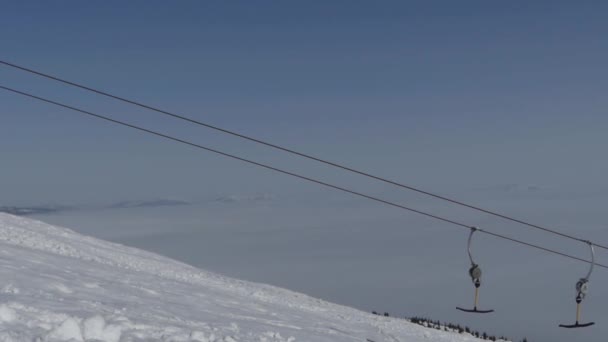 Sleeplift - kabel vervoer in skigebied. T-bar systeem isolaat. — Stockvideo