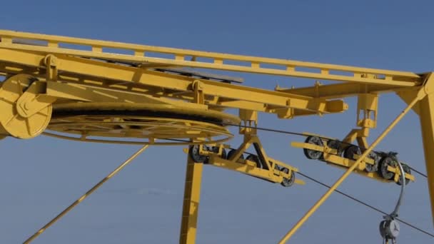 Das gelbe Rad vom Skilift, das funktioniert und sich dreht. schöner Hintergrund. — Stockvideo
