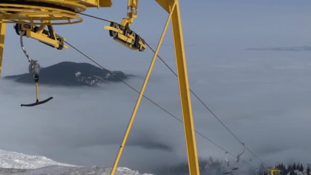 Het gele wiel van de skilift werken en spinnen. Mooie achtergrond. — Stockvideo