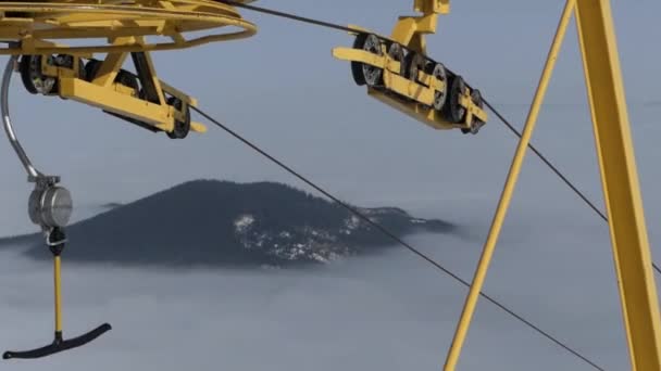 从滑雪升降机工作及纺纱黄色轮子。美丽背景. — 图库视频影像
